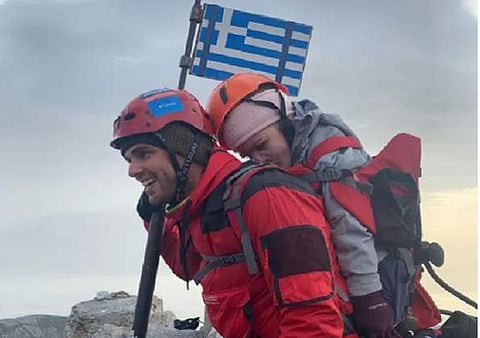 എലിഫ്തീരിയ ആഗ്രഹം പറഞ്ഞു, അവളെയും തോളിലേറ്റി മരിയോസ് ഒളിമ്പസിന്റെ നെറുക തൊട്ടു; അനുപമം