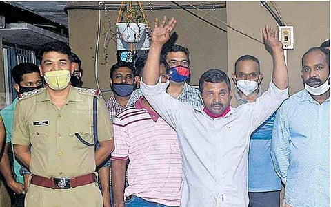 'ത്രാസ് ചാര്‍ജ് ചെയ്തു വെക്കണം', 'വലിയ പണികള്‍'ക്ക് ഇറങ്ങും മുമ്പ് ഭാര്യയ്ക്ക് നിര്‍ദേശം ; ഓപ്പറേഷന്‍ 'ഹോളിഡേ ഹണ്ടേഴ്‌സി'ല്‍ കുടുങ്ങി 