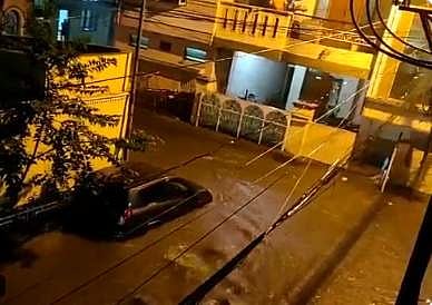 വെള്ളപ്പൊക്കത്തില്‍ ഒലിച്ചുപോവുന്ന കാര്‍; തെലങ്കാനയില്‍ സ്ഥിതി അതിരൂക്ഷം, വിഡിയോ