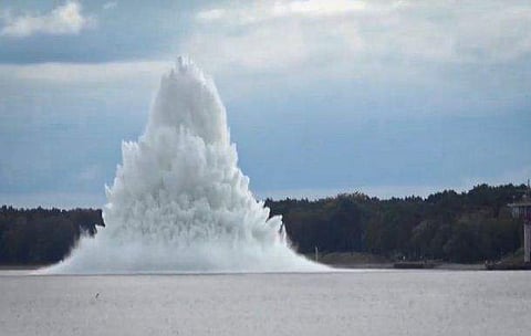 തടാകത്തിന്റെ അടിത്തട്ടില്‍ പൊട്ടിയത് 5000 കിലോയുള്ള ബോംബ്; നൂറുക്കണക്കിന് ആളുകളെ മാറ്റി, വിഡിയോ 