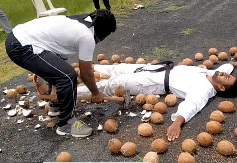 വിദ്യാര്‍ഥിയുടെ ചുറ്റിലും തേങ്ങ, കണ്ണുമൂടി കെട്ടി സാഹസിക പ്രകടനം; ചുറ്റിക കൊണ്ട് നിമിഷങ്ങള്‍ക്കകം 49 എണ്ണം പൊട്ടിച്ചു, കരാട്ടെ മാസ്റ്റര്‍ക്ക് ഗിന്നസ് റെക്കോര്‍ഡ് (വീഡിയോ)