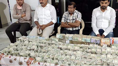 1.10 കോടി കൈക്കൂലി വാങ്ങി തഹസില്‍ദാര്‍; കൈയോടെ പിടികൂടി; ജയിലില്‍ തൂങ്ങി മരിച്ച നിലയില്‍