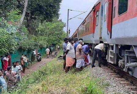 ഓടിക്കൊണ്ടിരിക്കെ ട്രെയിനിന്റെ പകുതി ഭാഗം വിട്ടുമാറി; ഒഴിവായത് വലിയ അപകടം 