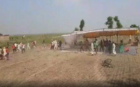 ആള്‍ക്കൂട്ടത്തിലേക്ക് വെടിവെച്ച്‌ ബിജെപി നേതാവ്; 46 കാരന്‍ കൊല്ലപ്പെട്ടു; ഉദ്യോഗസ്ഥരെ സസ്‌പെന്റ് ചെയ്ത് യോഗി ആദിത്യനാഥ്; വീഡിയോ