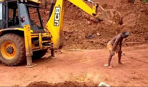 'ജെസിബി ഇതിനായും ഉപയോഗിക്കാം'; മധ്യവയസ്‌ക്കന്റെ പുറം ചൊറിയുന്ന വീഡിയോ