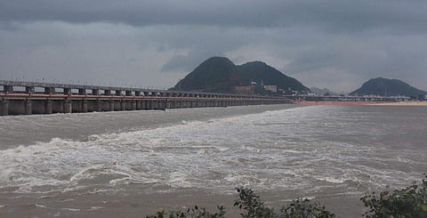 ആന്ധ്രയില്‍ കൃഷ്ണ നദി കരകവിഞ്ഞൊഴുകുന്നു/ ചിത്രം: എക്‌സ്പ്രസ്