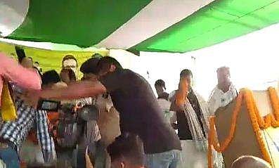 ബിഹാറിൽ ജെഡിയു തെരഞ്ഞെടുപ്പ് പ്രചാരണത്തിനിടെ സ്റ്റേജ് തകർന്നു വീണു; നിരവധി പേർക്ക് പരിക്ക് (വീഡിയോ)