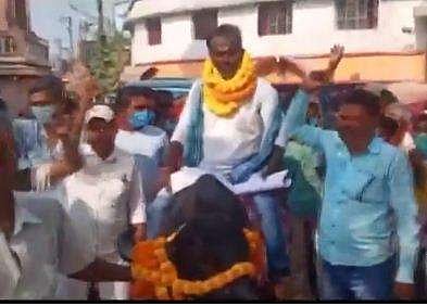 പോത്തിന്റെ പുറത്തെത്തി സ്ഥാനാര്‍ത്ഥി പത്രിക നല്‍കി; വീഡിയോ