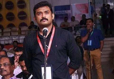 ചുമരിൽ രക്തം കൊണ്ട് ‘സോറി’ എന്നെഴുതി, കൈത്തണ്ട മുറിച്ച് ഫാനിൽ കെട്ടിത്തൂങ്ങി; ആരോപണം കടുത്തതിന് പിന്നാലെ ആത്മഹത്യ