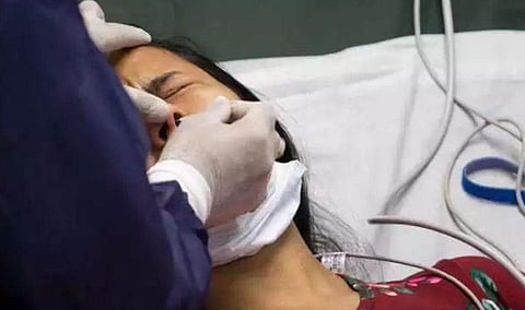 തലച്ചോറിലെ സ്രവം മൂക്കിലൂടെ പുറത്തുവന്നു; കോവിഡ് ടെസ്റ്റിലെ പിഴവെന്ന് ആരോപണം