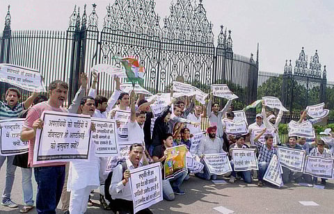 വിവരാവകാശ നിയമ ഭേദ​ഗതിക്കെതിരേ രാഷ്ട്രപതി ഭവന് മുന്നിൽ നടന്ന പ്രതിഷേധം