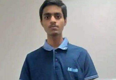 ഫലം വന്നപ്പോള്‍ തോറ്റു, ഉന്നത വിജയം നേടുമെന്ന ആത്മവിശ്വാസത്തില്‍ റീവാലുവേഷന്‍; നീറ്റ് പരീക്ഷയില്‍ 17കാരന്‍ എസ്ടി വിഭാഗത്തില്‍ ഒന്നാമത് 