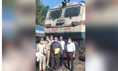 വനത്തില്‍ അതിവേഗത്തില്‍, തളളയാനയുടെ ജഡത്തില്‍ നിന്ന് ഒരു കിലോമീറ്റര്‍ ദൂരം വരെ കുട്ടിയാനയെ വലിച്ചിഴച്ചു; എന്‍ജിന്‍ പിടിച്ചെടുത്ത് വനംവകുപ്പ്