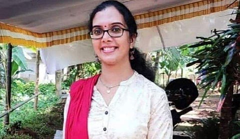 കാത്തിരിപ്പിനൊടുവില്‍ പിറന്ന കണ്‍മണികളെ തനിച്ചാക്കി ശ്രുതി ടീച്ചര്‍ യാത്രയായി