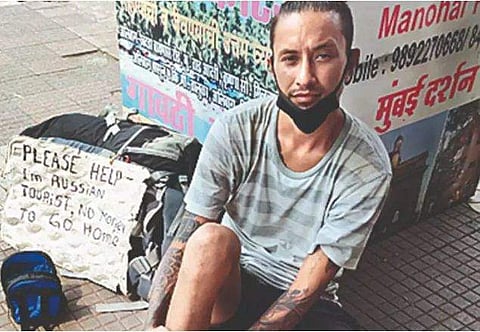 ഇന്ത്യകാണാനെത്തി കുടുങ്ങി റഷ്യന്‍ യുവാവ്, തിരിച്ചുപോകാന്‍ പണമില്ലാതെ ഭിക്ഷയെടുത്തു; സഹായമായി പൊലീസുകാരന്‍ 