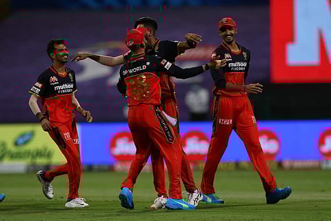 കൊല്‍ക്കത്തയെ എറിഞ്ഞുവീഴ്ത്തി; ഈ സീസണിലെ ഏറ്റവും കുറഞ്ഞ സ്‌കോര്‍;  ബാംഗ്ലൂരിന് വിജയലക്ഷ്യം 85 റണ്‍സ്