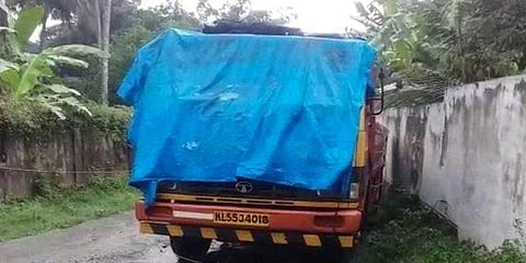 നിര്‍ത്തിയിട്ട ലോറിയില്‍ കത്തിക്കരിഞ്ഞ മൃതദേഹം കണ്ടെത്തി