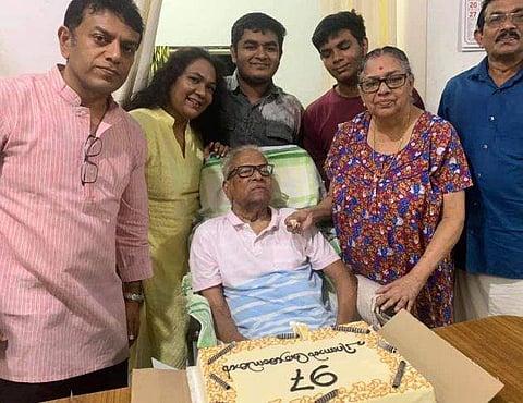 ''എല്‍.ഡി.എഫ്. എന്നാണ്'', പിറന്നാള്‍ ദിനത്തിലും രാഷ്ട്രീയം വിടാതെ വിഎസ് ; ആളും ആരവവുമില്ലാതെ ജന്മദിനാഘോഷം ( ചിത്രങ്ങള്‍)