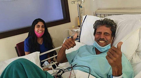 കപില്‍ ദേവ് തിരിച്ചു വരുന്നു, ആശുപത്രി കിടക്കയില്‍ നിന്ന് ചിരി നിറച്ച് ഇതിഹാസ താരം