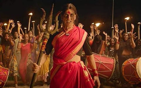 ഡാന്‍സും ഫൈറ്റുമൊക്കെ പോട്ടെ, മര്യാദയ്ക്ക് അനങ്ങാന്‍ പോലും പറ്റില്ല , ഷൂട്ടിനിടയില്‍ ഇത് ഊരിപ്പോകുമായിരുന്നു; സാരിയുടുത്തതിനെക്കുറിച്ച് അക്ഷയ് 