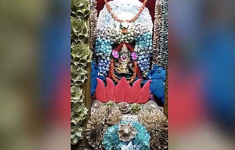 ഒരു കോടിയില്‍പ്പരം രൂപ മൂല്യമുളള നോട്ടുകെട്ടുകള്‍ കൊണ്ട് അലങ്കരിച്ച് ഒരു ക്ഷേത്രം, ദസറ ആഘോഷക്കാഴ്ച ( വീഡിയോ)