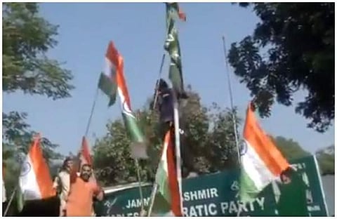 പിഡിപി ഓഫീസില്‍ ദേശീയ പതാക ഉയര്‍ത്തി ബിജെപി പ്രവര്‍ത്തകര്‍ (വീഡിയോ)