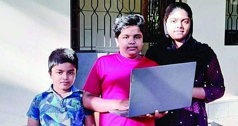 വീട്ടുകാർ അറിയാതെ മുഖ്യമന്ത്രിയോട് ഫോൺ ആവശ്യപ്പെട്ടു, വിലാസം ചോദിച്ച് വിളി എത്തിയപ്പോൾ പേടിയായി, അവസാനം കയ്യിലെത്തിയത് ലാപ്ടോപ്