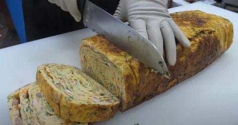 60 മുട്ടകള്‍ കൊണ്ട് ഭീമാകാരമായ ഓംലറ്റ്, ബ്രെഡ് പോലെ മുറിച്ചെടുത്തു; ചേരുവകള്‍ ശ്രദ്ധിക്കാം ( വീഡിയോ)