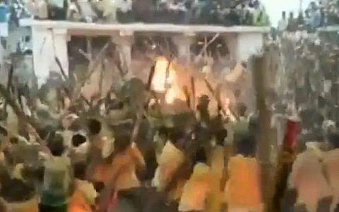 കോവിഡ് മറന്ന് 'ആചാരത്തല്ലില്‍' ആയിരങ്ങള്‍, നിരവധിപ്പേര്‍ക്ക് പരിക്ക്; വൈറല്‍ വീഡിയോ