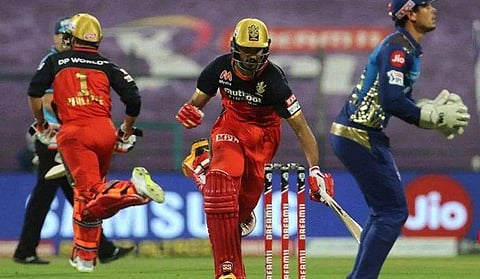 മുംബൈക്കെതിരെ ബംഗളൂരുവിന് മികച്ച തുടക്കം;  തകര്‍ത്തടിച്ച് ദേവ്ദത്ത്;  30 പന്തില്‍ അര്‍ധ സെഞ്ച്വുറി 