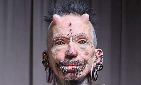 20 കൊല്ലത്തെ അധ്വാനം, ശരീരത്തില്‍ 453 ദ്വാരങ്ങള്‍, 1.37 ലക്ഷം മുടക്കി തലയില്‍ കൊമ്പ്, കണ്ണുകളുടെ ഉളളില്‍ പോലും ടാറ്റൂ; 'വ്യത്യസ്തനായ മനുഷ്യന്‍'  (വീഡിയോ)