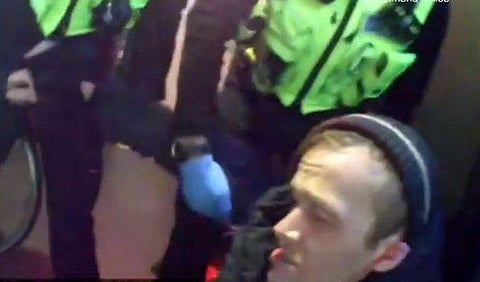 കവര്‍ച്ചയ്ക്കായി ബാര്‍ കുത്തിത്തുറന്ന് അകത്തുകയറി, ചീസ് കേക്ക് കഴിച്ച് ഉറങ്ങിപ്പോയി; പിന്നെ സംഭവിച്ചത് ( വീഡിയോ)