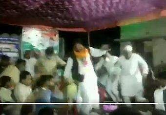 പ്രസംഗം കത്തിക്കയറി; നേതാവും സ്റ്റേജും നിലംപതിച്ചു; വീഡീയോ