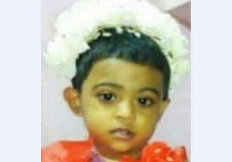 ഊഞ്ഞാലാടുന്നതിനിടെ വീടിന്റെ ഇരുമ്പു ഗ്രിൽ ഇളകി വീണു; രണ്ട് വയസുകാരി മരിച്ചു; ദാരുണം