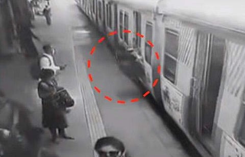 ട്രെയിനില്‍ ഓടിക്കയറാന്‍ ശ്രമം, യുവതി പ്ലാറ്റ്‌ഫോമിനും ട്രെയിനിനും ഇടയിലേക്ക്; അത്ഭുതകരമായി രക്ഷപ്പെട്ടു (വീഡിയോ)