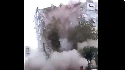 തുര്‍ക്കി ഭൂചലനം: കെട്ടിടം തകര്‍ന്നു വീഴുന്നതിന്റെയും സുനാമിയില്‍ വെള്ളം കയറിയതിന്റെയും ദൃശ്യങ്ങള്‍ പുറത്ത്