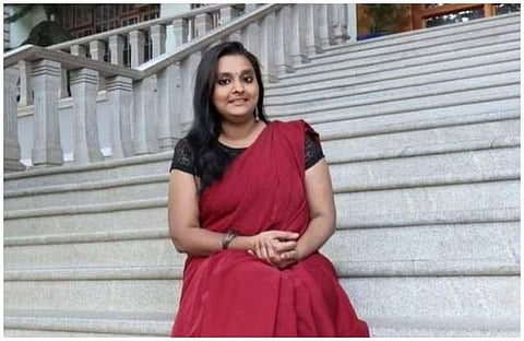 വിവാഹ വാര്‍ഷികം ആഘോഷിക്കാന്‍ ഭര്‍ത്താവിന്റെ വീട്ടിലേക്ക് പോകും വഴി മരണം തേടിയെത്തി; കാര്‍ അപകടത്തില്‍ യുവതി മരിച്ചു