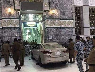 മക്കയിലെ ഹറം പള്ളിയിലേക്ക് കാറോടിച്ച് കയറ്റി വാതില്‍ തകര്‍ത്തു; ഒരാള്‍ പിടിയില്‍ (വീഡിയോ)