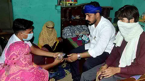 ഭീം ആര്‍മി നേതാവ് ചന്ദ്രശേഖര്‍ ആസാദ് ഹാഥ്‌രസ് പെണ്‍കുട്ടിയുടെ വീട്ടില്‍/ചിത്രം: എഎന്‍ഐ