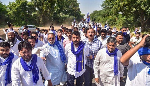 ഹാഥ്‌രസിലേക്ക് നടന്നുപോകുന്ന ചന്ദ്രശേഖര്‍ ആസാദും സംഘവും/ചിത്രം: പിടിഐ