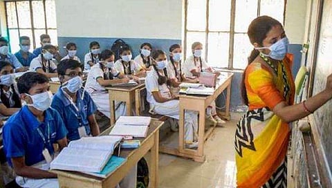 സ്‌കൂള്‍ തുറക്കാന്‍ മാര്‍ഗ രേഖ പുറത്തിറക്കി; തിരക്ക് ഒഴിവാക്കും വിധം ക്ലാസുകള്‍ ക്രമീകരിക്കണം; നിര്‍ദ്ദേശങ്ങള്‍ ഇങ്ങനെ