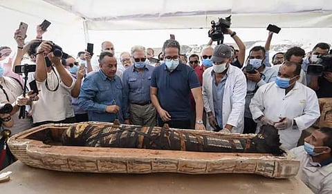 2500 വര്‍ഷം പഴക്കം, തുണിയില്‍ പൊതിഞ്ഞ നിലയില്‍ 'മമ്മി'; തടിയില്‍ തീര്‍ത്ത ശവപ്പെട്ടി തുറക്കുന്നതിന്റെ വീഡിയോ 