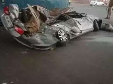 ഓടിക്കൊണ്ടിരുന്ന ട്രക്കില്‍ നിന്ന് കണ്ടെയ്‌നര്‍ കാറിന്റെ മുകളിലേക്ക് മറിഞ്ഞുവീണു; രണ്ടുപേര്‍ മരിച്ചു, ഡ്രൈവര്‍ ഒളിവില്‍ 