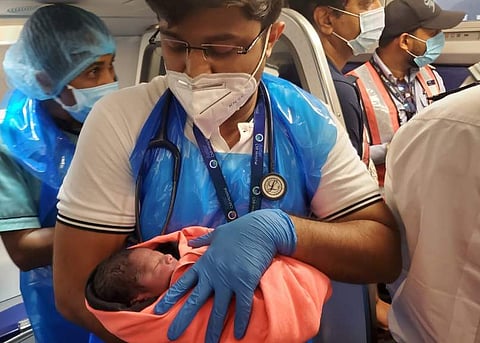 വിമാനത്തില്‍ യുവതി പ്രസവിച്ചു, പരിചരിച്ച് ജീവനക്കാര്‍; ജീവിതകാലം മുഴുവന്‍ സൗജന്യ യാത്ര (വീഡിയോ)