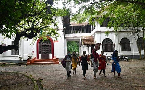 കോളജ് അധ്യയന വര്‍ഷം അടുത്തമാസം മുതൽ ; ഓൺലൈൻ ക്ലാസ്സുകൾ