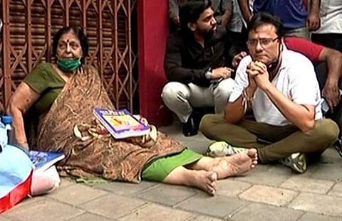 മറാഠിയില്‍ സംസാരിക്കാന്‍ വിസമ്മതിച്ചു, ഇറങ്ങിപ്പോകാന്‍ ആവശ്യപ്പെട്ടു; 20 മണിക്കൂര്‍ ജ്വല്ലറിക്ക് മുന്നില്‍ പ്രതിഷേധിച്ച് എഴുത്തുകാരി 