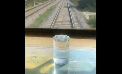 ട്രെയിന്‍ അതിവേഗത്തില്‍, ഒരു തുളളി വെള്ളം പോലും തുളുമ്പില്ല; കുലുക്കമില്ലാത്ത യാത്ര ( വീഡിയോ)