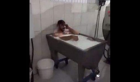 ഡയറി പ്ലാന്റിലെ തൊഴിലാളി കുളിക്കുന്നത് പാലില്‍! വീഡിയോ വൈറലായി; പിന്നാലെ കുരുക്ക്