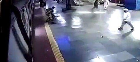 മകന്‍ കയറിയത് അറിയാതെ അമ്മ പ്ലാറ്റ്‌ഫോമില്‍, പരിഭ്രാന്തിയിലായ ആറു വയസുകാരന്‍ ഓടുന്ന ട്രെയിനില്‍ നിന്ന് എടുത്തു ചാടി; പിന്നെ സംഭവിച്ചത് ( വീഡിയോ)