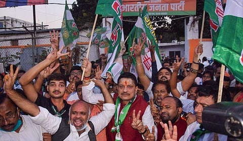 എന്‍ഡിഎ പ്രവര്‍ത്തകരുടെ ആഹ്ലാദപ്രകടനം/ പിടിഐ